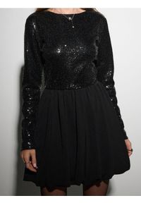 Sinsay - Elegancka sukienka mini z połyskującymi cekinami - czarny. Kolor: czarny. Styl: elegancki. Długość: mini #1