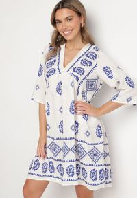 Born2be - Niebiesko-Biała Wiskozowa Sukienka ze Wzorem Boho Frisana. Okazja: na co dzień. Typ kołnierza: dekolt w kształcie V. Kolor: niebieski. Materiał: wiskoza. Styl: boho #1