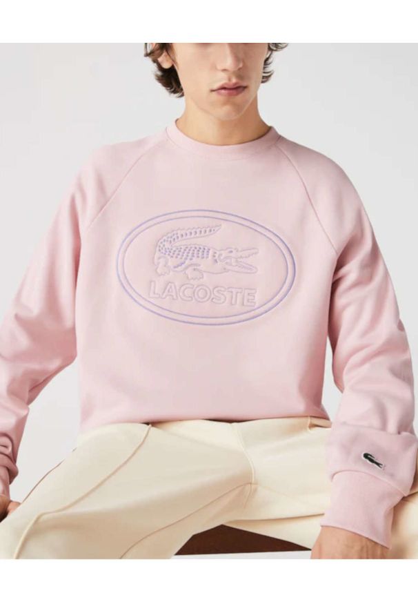 Lacoste - LACOSTE - Różowa bluza z haftowanym logo. Kolor: różowy, wielokolorowy, fioletowy. Materiał: jeans, bawełna, polar. Długość rękawa: raglanowy rękaw. Wzór: haft. Sezon: lato, wiosna. Styl: vintage