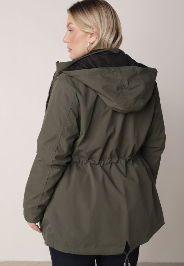 Born2be - Zielono-Czarna Dwustronna Kurtka Przejściowa w Stylu Parki z Kapturem Tidala. Okazja: na co dzień. Typ kołnierza: kaptur. Kolekcja: plus size. Kolor: zielony. Materiał: poliester, jeans, materiał. Wzór: aplikacja. Styl: casual, klasyczny