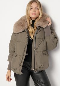 Born2be - Ciemnozielona Puchowa Kurtka Pikowana z Futrzanym Kołnierzem Lanivela. Okazja: na spotkanie biznesowe, do pracy, na co dzień. Kolekcja: plus size. Kolor: zielony. Materiał: puch, futro. Styl: biznesowy, casual #4