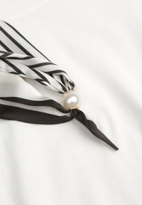 Born2be - Biały Bawełniany T-shirt z Satynową Apaszką Cloud. Okazja: do pracy, na co dzień. Kolor: biały. Materiał: bawełna, satyna. Styl: elegancki, casual #3