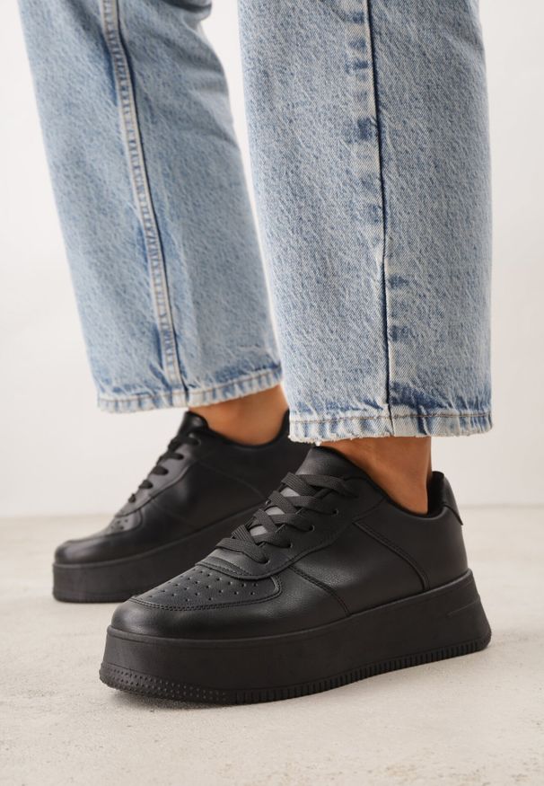 Born2be - Czarne Sneakersy na Platformie z Kultową Perforacją z Przodu Issaden. Okazja: na co dzień. Kolor: czarny. Materiał: jeans. Wzór: nadruk. Obcas: na platformie