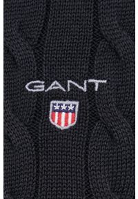GANT - Gant sweter bawełniany 8050501 męski kolor czarny. Okazja: na co dzień. Kolor: czarny. Materiał: bawełna. Długość rękawa: długi rękaw. Długość: długie. Wzór: aplikacja. Styl: casual #4