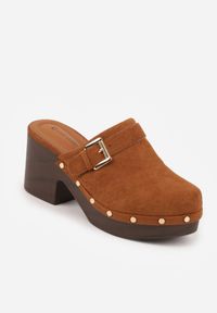 Renee - Brązowe Klapki Chodaki na Słupku z Cholewką z Nitami i Paskiem z Klamerką Jinnor. Kolor: brązowy. Materiał: zamsz. Wzór: ażurowy, haft. Sezon: lato. Obcas: na słupku. Styl: boho, rockowy. Wysokość obcasa: średni #7