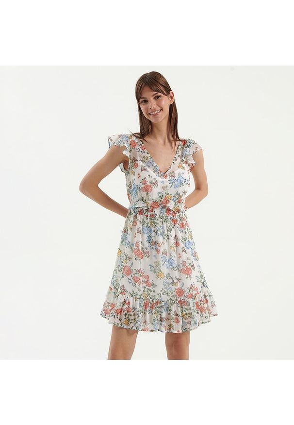 House - Szyfonowa sukienka w kwiaty biała - Wielobarwny. Kolor: biały. Materiał: szyfon. Wzór: kwiaty