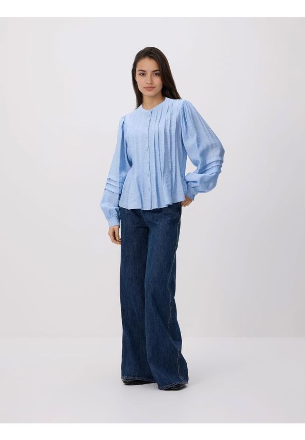 Reserved - Wiskozowa koszula - jasnoniebieski. Kolor: niebieski. Materiał: wiskoza