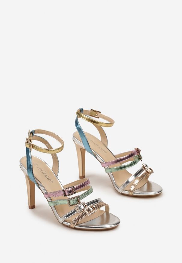 Renee - Srebrne Sandały na Obcasie Ozdobione Biżuteryjnymi Sprzączkami Raletsa. Nosek buta: otwarty. Zapięcie: sprzączka. Kolor: srebrny. Wzór: aplikacja. Sezon: lato. Obcas: na obcasie. Styl: elegancki. Wysokość obcasa: średni