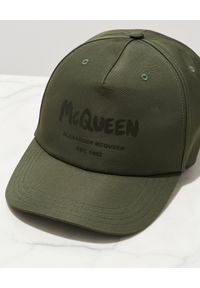 Alexander McQueen - ALEXANDER MCQUEEN - Zielona czapka z logo. Kolor: zielony. Materiał: materiał. Wzór: nadruk