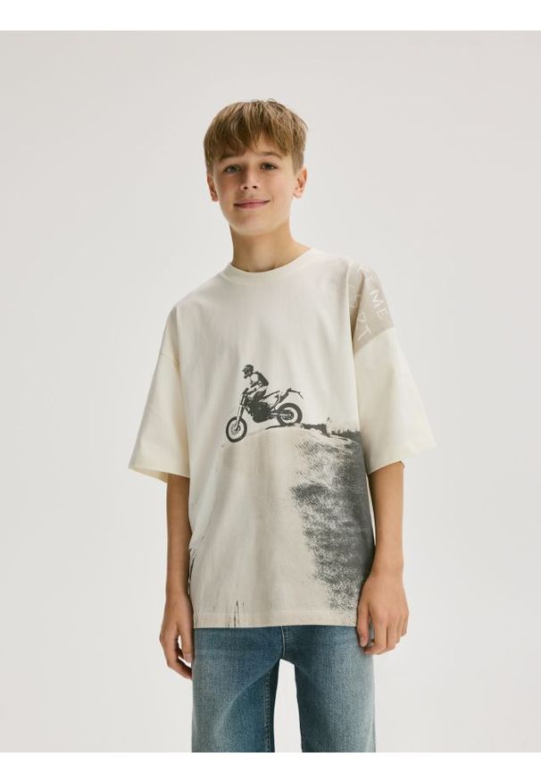 Reserved - Bawełniany t-shirt z nadrukiem - złamana biel. Materiał: bawełna. Wzór: nadruk