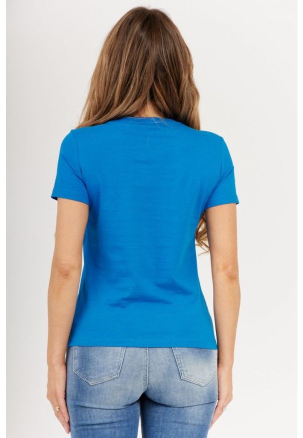 Guess - GUESS Niebieski t-shirt damski z dużym trójkątnym logo. Kolor: niebieski. Materiał: bawełna. Wzór: nadruk