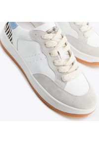 Wittchen - Damskie sneakersy skórzane ze wstawką z motywem zwierzęcym biało-niebieskie. Nosek buta: okrągły. Kolor: niebieski, biały, wielokolorowy. Materiał: skóra. Wzór: motyw zwierzęcy. Obcas: na platformie. Sport: turystyka piesza #3