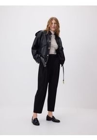 Reserved - Spodnie carrot fit - czarny. Kolor: czarny. Materiał: tkanina, wełna, wiskoza, len. Wzór: gładki #1