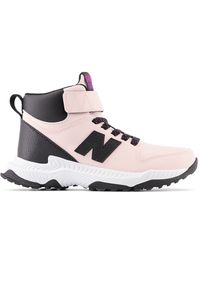 Buty dziecięce New Balance PT800TP3 – różowe. Wysokość cholewki: przed kolano. Zapięcie: rzepy. Kolor: różowy. Materiał: materiał, skóra, guma. Szerokość cholewki: normalna. Sezon: zima. Sport: bieganie #1