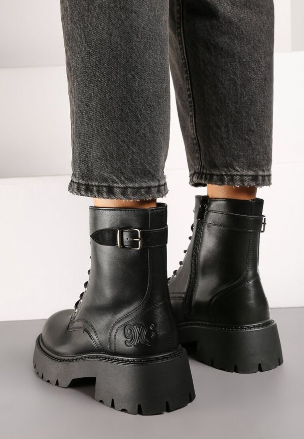 Born2be - Czarne Botki Workery Vices Zdobione Klamerką przy Cholewce Deota. Okazja: na co dzień. Kolor: czarny. Materiał: skóra, jeans. Szerokość cholewki: normalna. Wzór: aplikacja. Styl: elegancki, casual, klasyczny