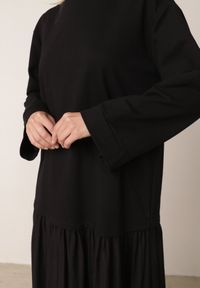 Born2be - Czarna Sukienka z Bawełną o Pudełkowym Kroju Ozdobiona Falbaną Saphiasse. Okazja: na co dzień. Kolor: czarny. Materiał: bawełna. Wzór: aplikacja. Typ sukienki: proste. Styl: casual #8
