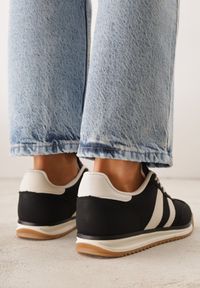 Renee - Czarne Sneakersy Ozdobione z Boku Paskami Ariene. Okazja: na co dzień. Zapięcie: pasek. Kolor: czarny. Materiał: jeans, materiał. Wzór: aplikacja. Sezon: wiosna #4