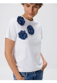 Reserved - T-shirt z kwiatową aplikacją - biały. Kolor: biały. Materiał: bawełna. Wzór: aplikacja, kwiaty