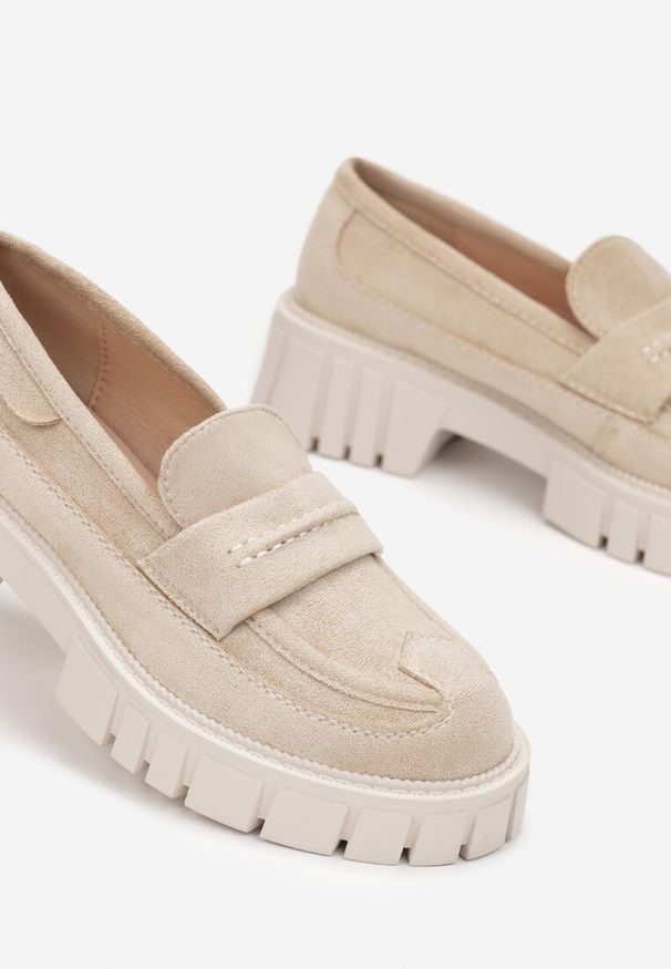 Renee - Beżowe Mokasyny z Ekozamszu na Grubej Podeszwie Lilianah. Wysokość cholewki: przed kostkę. Zapięcie: bez zapięcia. Kolor: beżowy. Szerokość cholewki: normalna. Wzór: gładki, aplikacja. Styl: elegancki