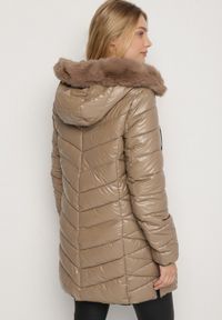 Born2be - Brązowa Pikowana Kurtka z Kapturem z Futerkiem Zorria. Typ kołnierza: kaptur. Kolekcja: plus size. Kolor: brązowy. Materiał: futro. Wzór: aplikacja #4