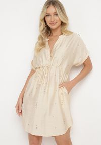 Born2be - Beżowa Pudełkowa Sukienka ze Ściągaczem w Talii Zdobiona Cyrkoniami Pilefia. Typ kołnierza: dekolt w kształcie V. Kolor: beżowy. Długość rękawa: krótki rękaw. Wzór: aplikacja. Styl: elegancki #1