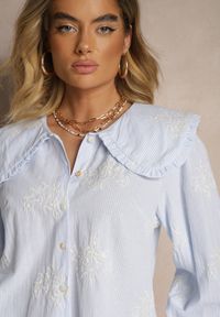 Renee - Jasnoniebieska Koszula z Bawełną Ozdobiona Kołnierzykiem Natulissa. Okazja: na co dzień. Kolor: niebieski. Materiał: bawełna. Wzór: aplikacja. Styl: casual, elegancki