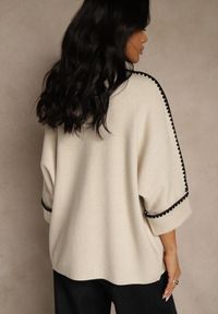 Renee - Beżowy Sweter Ozdobiony Lamówką na Rękawach Tusenna. Okazja: na co dzień. Kolor: beżowy. Materiał: jeans. Wzór: aplikacja. Styl: casual, elegancki, wizytowy #2