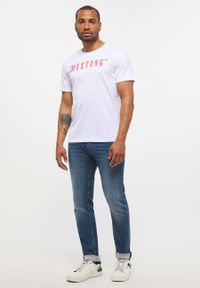 Mustang - MUSTANG Style Alex C LOGO Tee MĘSKI T-SHIRT KOSZULKA NADRUK LOGO General White 1013221 2045. Okazja: na plażę. Kolekcja: plus size. Materiał: bawełna, jeans, skóra. Długość: długie. Wzór: nadruk. Styl: retro, wizytowy #7