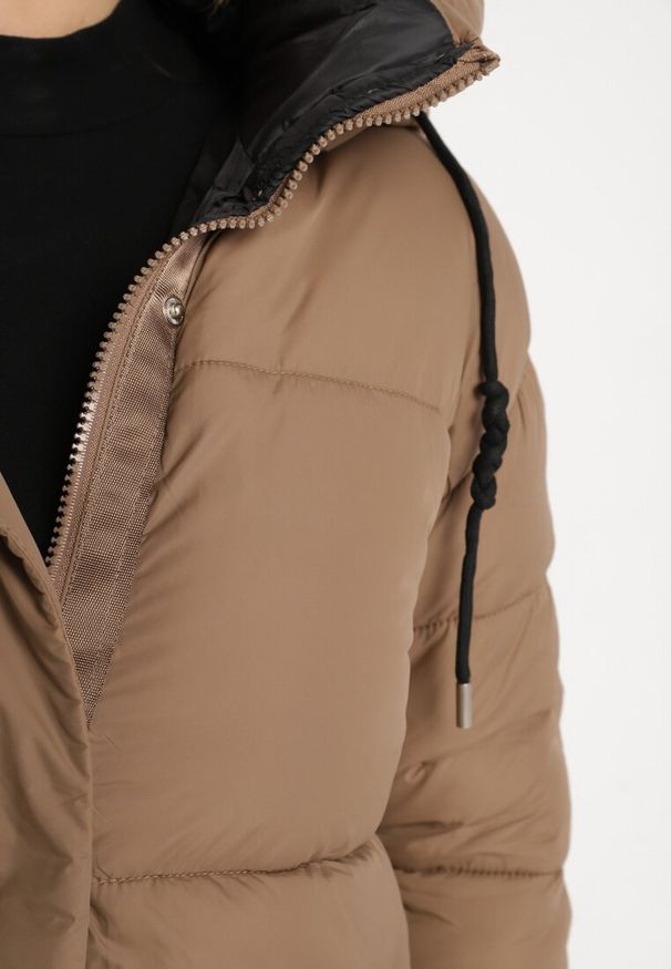 Born2be - Beżowa Pikowana Kurtka o Pudełkowym Kroju z Kapturem i Kieszeniami Alissan. Typ kołnierza: kaptur. Kolor: beżowy. Materiał: jeans. Sezon: zima