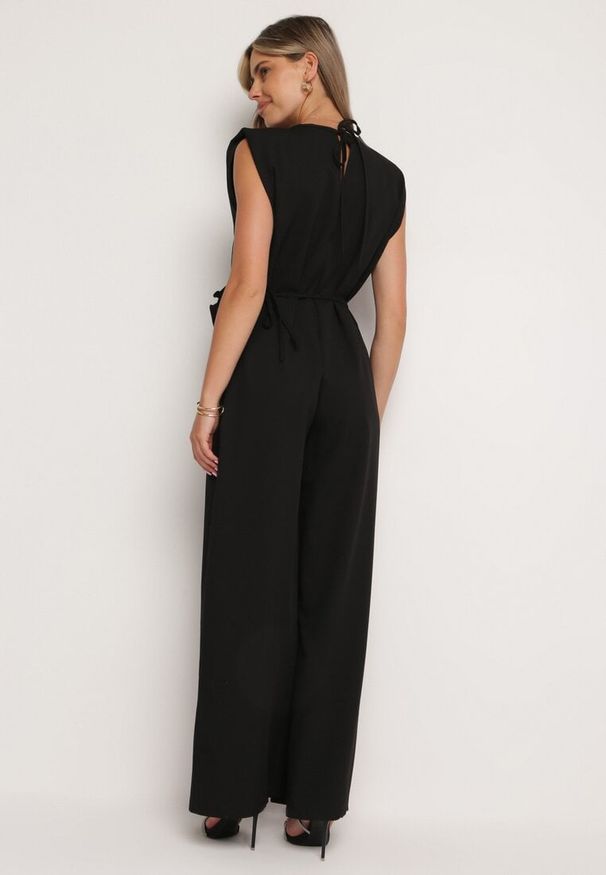 Born2be - Czarny Wiązany Kombinezon z Prostymi Nogawkami i Wiskozą oraz Kwiatową Aplikacją Dimenna. Kolor: czarny. Materiał: wiskoza. Wzór: kwiaty, aplikacja. Styl: elegancki