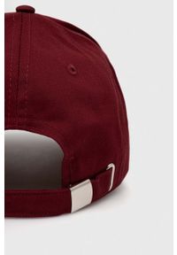 Guess czapka z daszkiem bawełniana kolor bordowy z aplikacją. Kolor: czerwony. Materiał: bawełna. Wzór: aplikacja #3