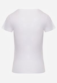 Born2be - Biały T-shirt Nysalphia. Kolor: biały. Materiał: elastan, bawełna, dzianina. Długość rękawa: krótki rękaw. Długość: krótkie. Styl: klasyczny #8