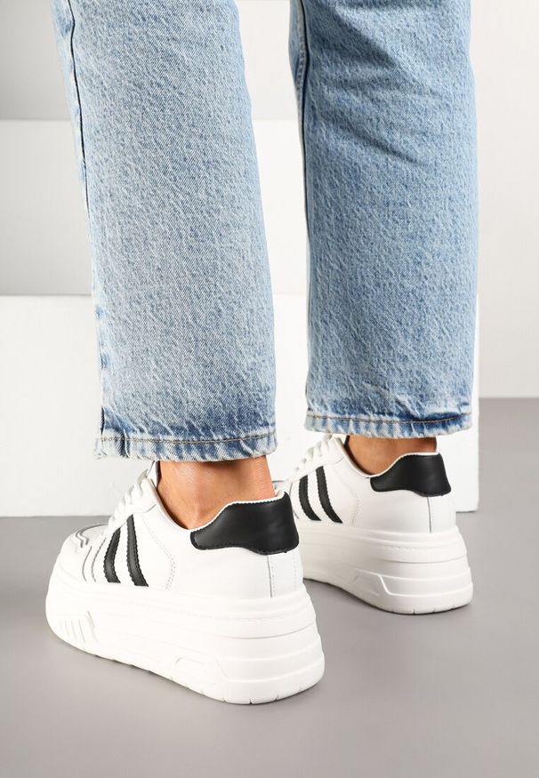 Renee - Biało-Czarne Sneakersy na Platformie Ozdobione Paskami i Perforacją Fonadel. Okazja: na co dzień. Zapięcie: pasek. Kolor: biały. Materiał: jeans. Wzór: aplikacja. Obcas: na platformie