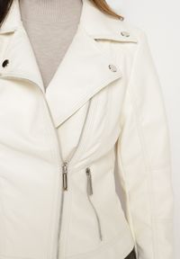 Born2be - Jasnobeżowa Kurtka Typu Ramoneska o Taliowanym Kroju z Kieszeniami Lorantha. Kolor: beżowy. Styl: klasyczny #4