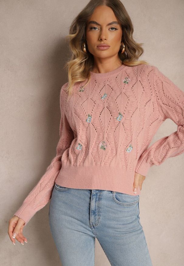 Renee - Różowy Sweter z Haftowanymi Kwiatkami i Tłoczeniem Innara. Okazja: na randkę. Kolor: różowy. Wzór: haft, kwiaty. Styl: elegancki