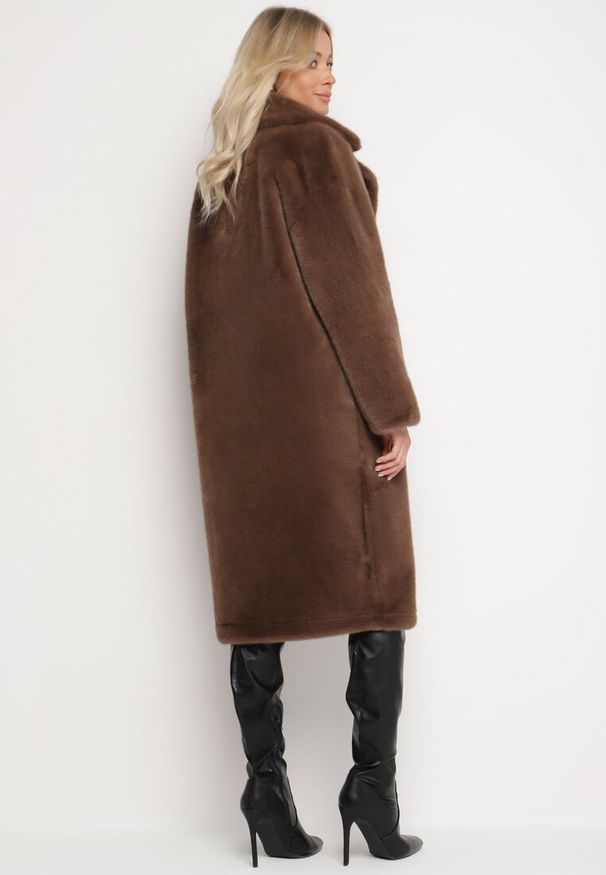 Born2be - Brązowy Futrzany Płaszcz Jednorzędowy z Kieszeniami Zapinany na Guziki Parilda. Okazja: na co dzień. Kolor: brązowy. Materiał: futro. Sezon: zima. Styl: elegancki, casual