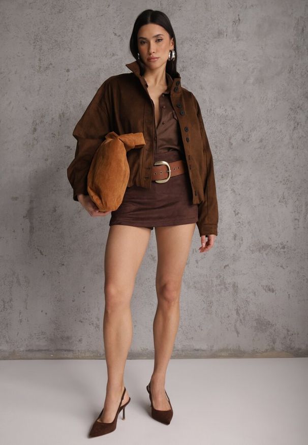 Renee - Brązowa Kurtka Bomber Jacket Ozdobiona Guzikami Quilimi. Okazja: na co dzień. Kolor: brązowy. Wzór: aplikacja. Styl: casual, elegancki