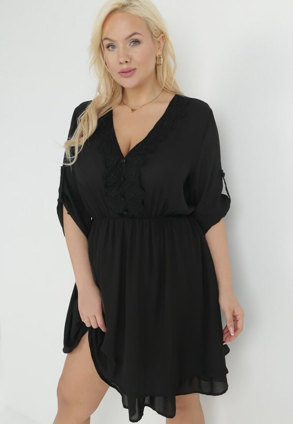 Born2be - Czarna Rozkloszowana Sukienka Mini z Ozdobnym Dekoltem i Gumką w Pasie Braely. Kolor: czarny. Materiał: guma, jeans. Długość rękawa: krótki rękaw. Wzór: aplikacja. Styl: elegancki. Długość: mini