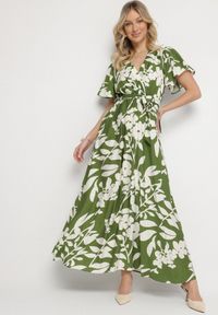 Born2be - Zielona Sukienka Rozkloszowana w Kwiatowy Print z Wiskozy Galnela. Typ kołnierza: dekolt kopertowy. Kolor: zielony. Materiał: wiskoza. Długość rękawa: krótki rękaw. Wzór: kwiaty, nadruk. Sezon: lato, wiosna. Typ sukienki: kopertowe #5