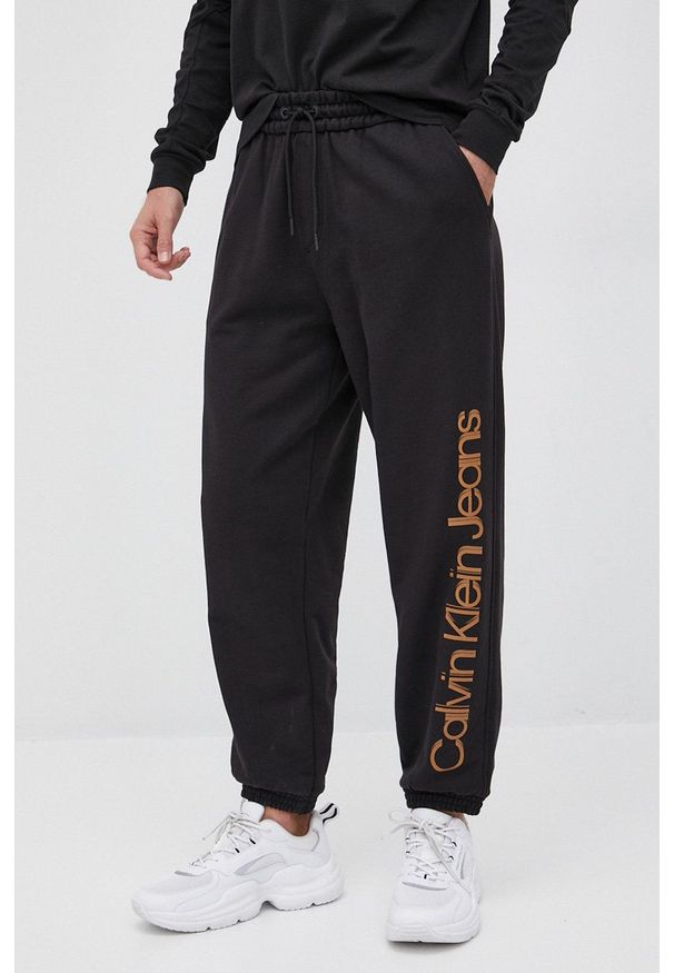Calvin Klein Jeans spodnie bawełniane J30J320051.PPYY męskie kolor czarny z nadrukiem. Kolor: czarny. Materiał: bawełna. Wzór: nadruk