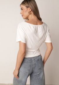 Born2be - Biała Wiskozowa Bluzka Nietoperzowa na Jedno Ramię z Marszczeniem w Talii Bolea. Okazja: do pracy, na co dzień, na spotkanie biznesowe. Kolor: biały. Materiał: wiskoza. Długość: długie. Styl: elegancki, biznesowy, klasyczny, casual #4