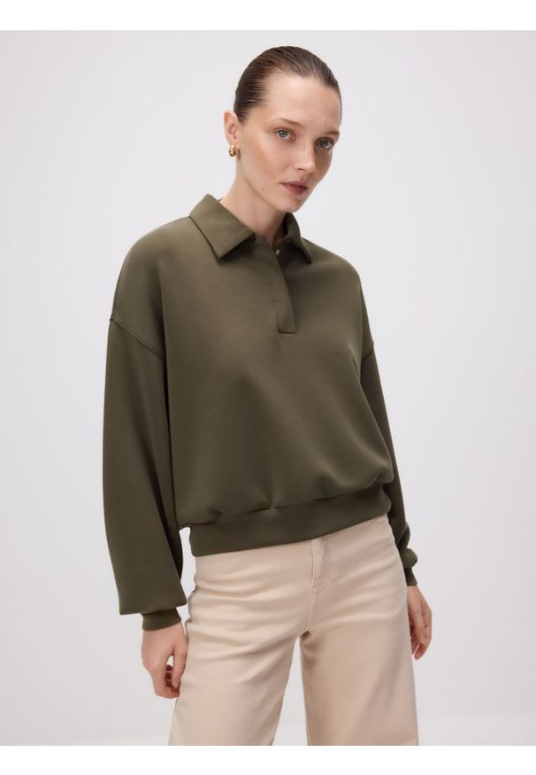 Reserved - Bluza polo z modalem - oliwkowy. Typ kołnierza: polo. Kolor: oliwkowy. Materiał: dzianina