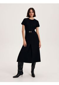 Reserved - Sukienka z ozdobnym paskiem - czarny. Kolor: czarny. Materiał: tkanina. Wzór: gładki #1