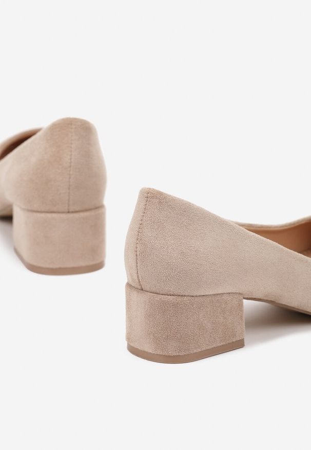 Renee - Ciemnobeżowe Czółenka na Słupku ze Skórzaną Wkładką Savirae. Okazja: na co dzień. Kolor: beżowy. Materiał: skóra. Obcas: na słupku. Styl: casual, elegancki, klasyczny. Wysokość obcasa: niski