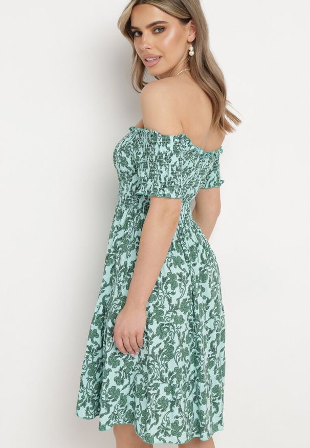 Born2be - Zielona Bawełniana Sukienka z Dekoltem Typu Hiszpanka i Lekką Falbanką Hannesia. Okazja: na co dzień. Typ kołnierza: dekolt hiszpanka. Kolor: zielony. Materiał: bawełna. Sezon: wiosna, lato. Styl: casual, elegancki. Długość: mini