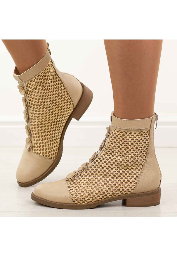 Beżowe wiosenne ażurowe botki damskie Jezzi Asa62-130. Okazja: na co dzień. Kolor: beżowy. Szerokość cholewki: normalna. Wzór: ażurowy. Materiał: skóra. Sezon: wiosna. Obcas: na obcasie. Styl: casual, elegancki, boho, klasyczny. Wysokość obcasa: niski