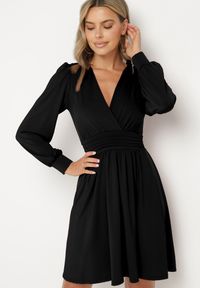 Born2be - Czarna Rozkloszowana Sukienka z Wiskozą Selithiel. Okazja: na ślub cywilny, na wesele, na imprezę. Typ kołnierza: dekolt w serek. Kolor: czarny. Materiał: wiskoza. Styl: elegancki #3