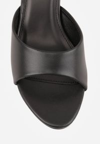 Renee - Czarne Klapki Peep Toe na Obcasie Kaczuszka Calinetta. Nosek buta: otwarty. Kolor: czarny. Materiał: koronka. Obcas: na obcasie. Styl: klasyczny. Wysokość obcasa: średni #7