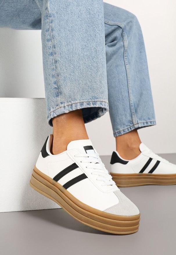 Born2be - Biało-Czarne Sneakersy na Platformie z Minimalistycznymi Przeszyciami Teritha. Okazja: na spacer. Nosek buta: okrągły. Zapięcie: sznurówki. Kolor: biały. Materiał: jeans, syntetyk, nubuk. Obcas: na platformie. Wysokość obcasa: niski. Sport: turystyka piesza, fitness