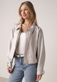 Born2be - Beżowa Kurtka Typu Bomberka Ozdobiona Kołnierzykiem Tellavan. Okazja: na co dzień. Kolor: beżowy. Materiał: poliester, jeans. Wzór: aplikacja. Styl: casual #3